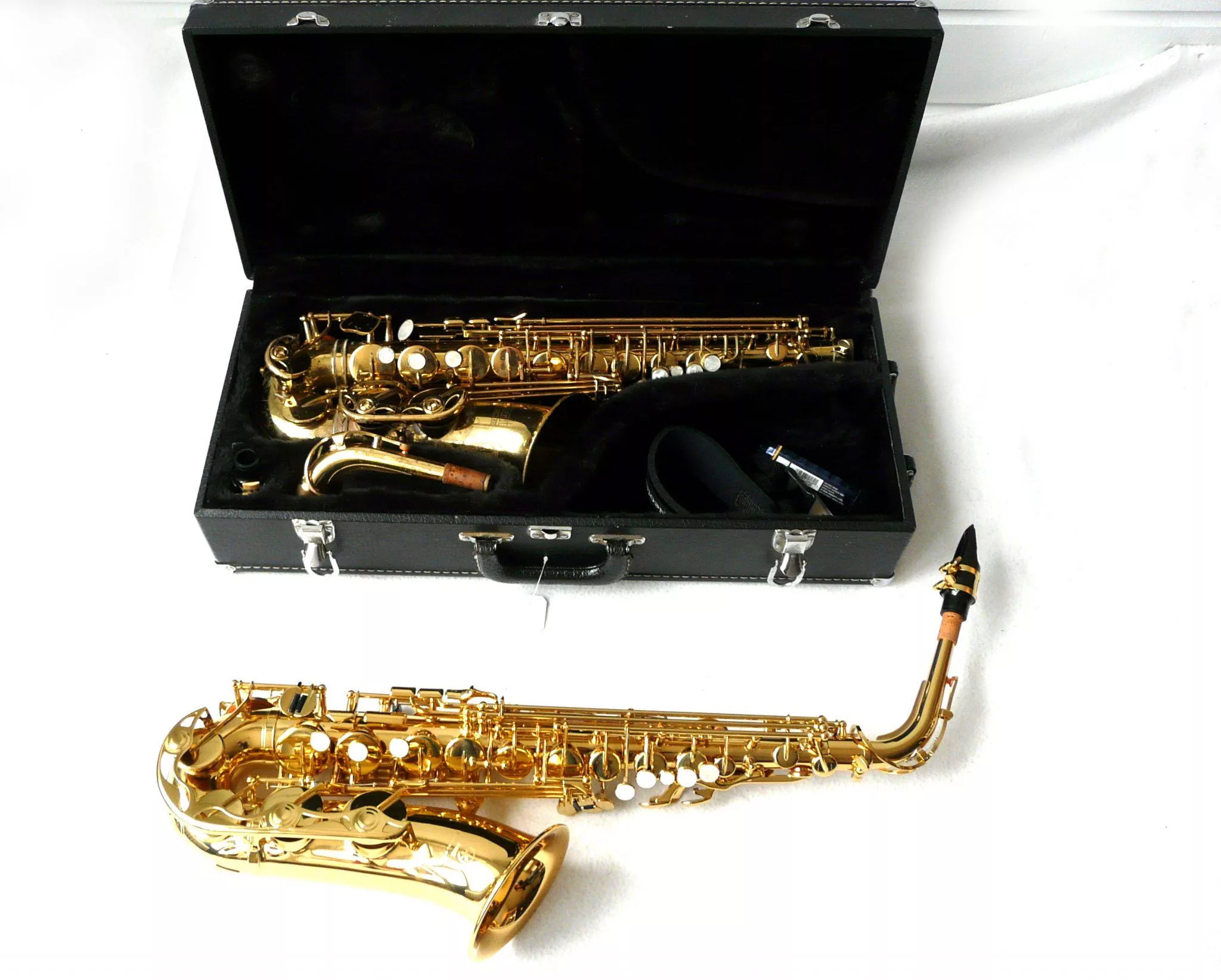 Altsaxofoon in een geopende koffer.