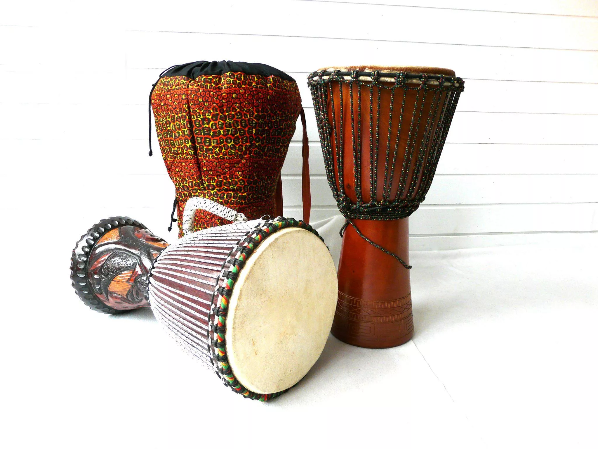 Djembés en handpercussie naast elkaar.
