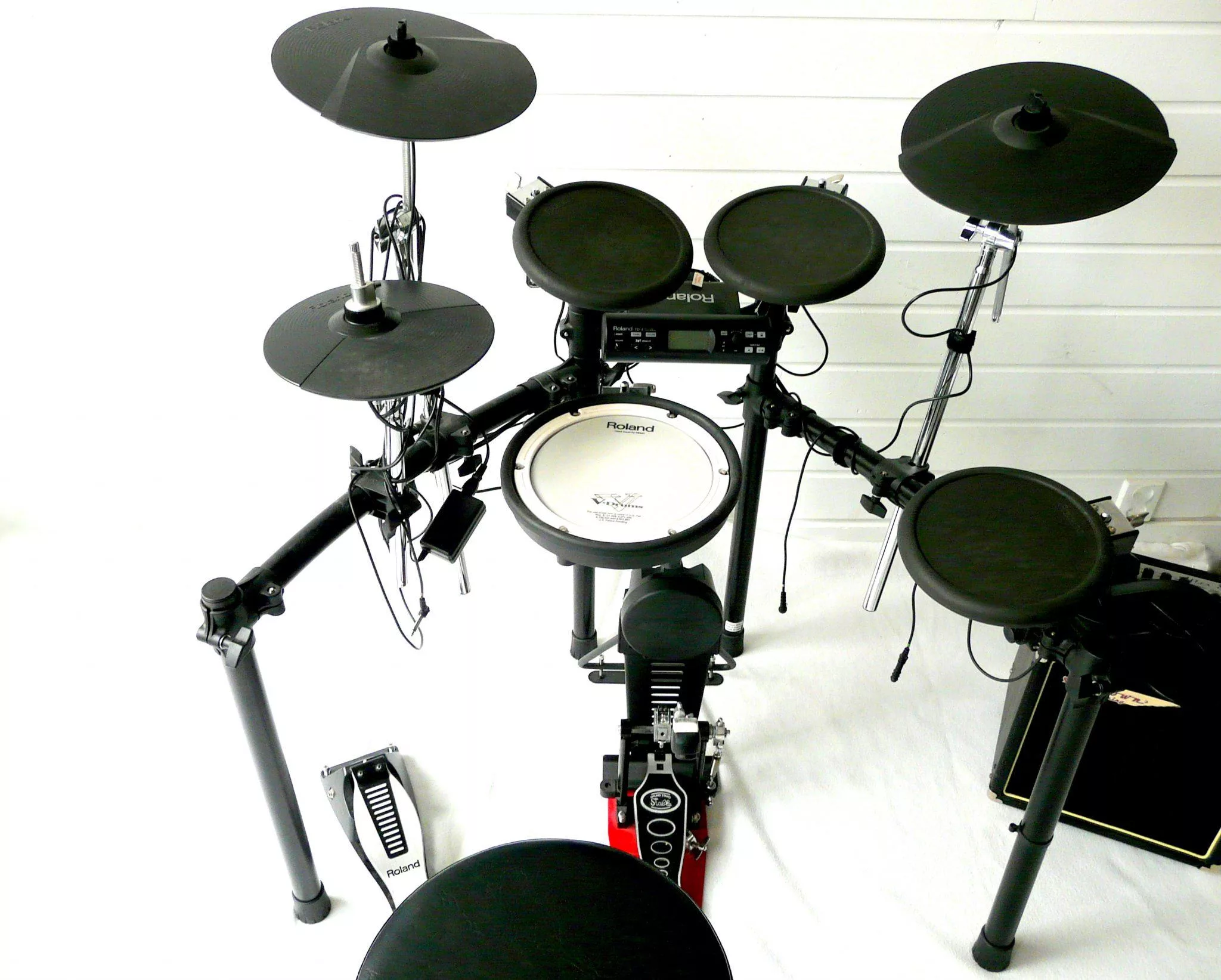 Elektronisch drumstel van Roland met pads en bekkens.