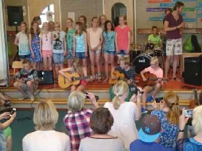 Kinderen spelen samen op instrumenten in een klaslokaal.