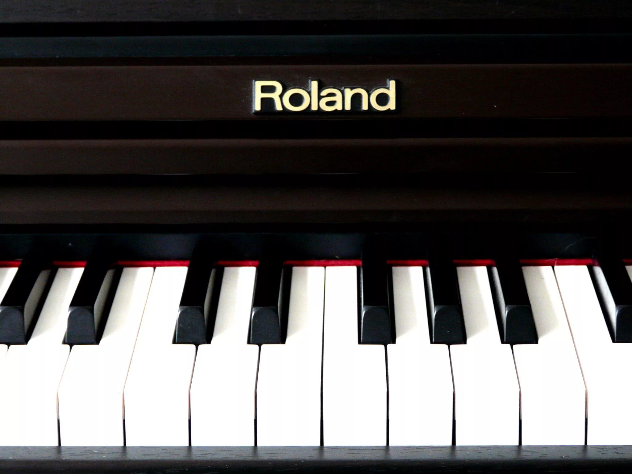 Toetsen van een digitale piano van dichtbij.