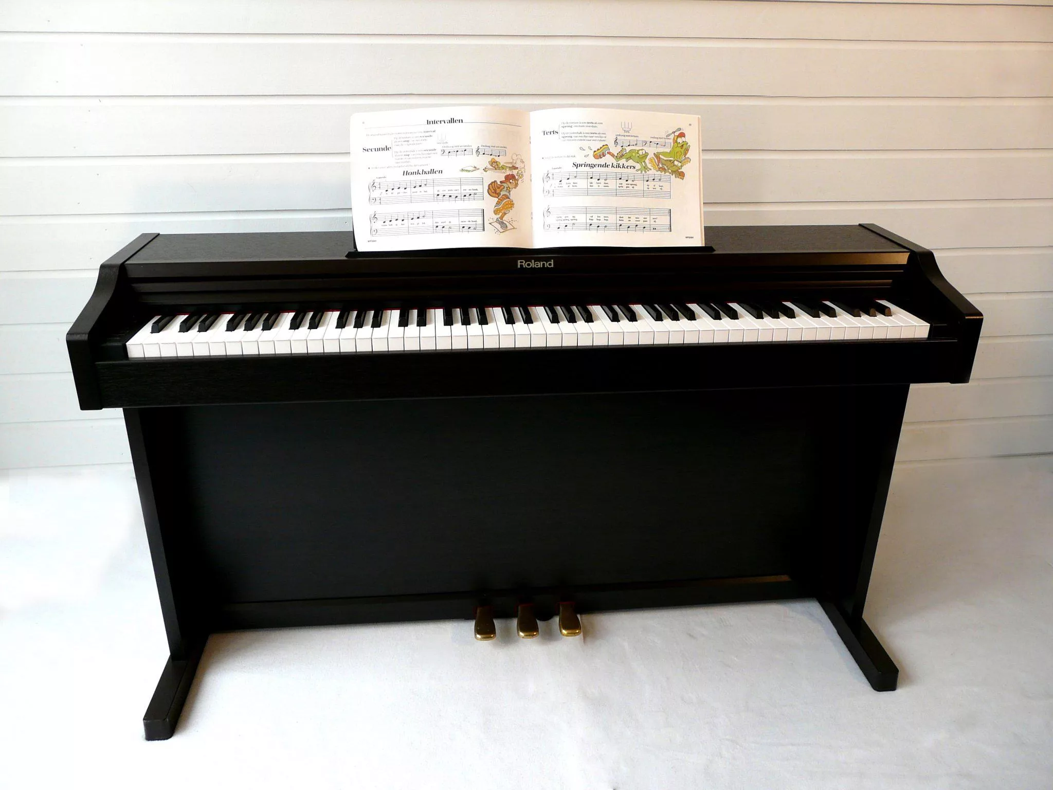 Digitale piano met bladmuziek op de lessenaar.