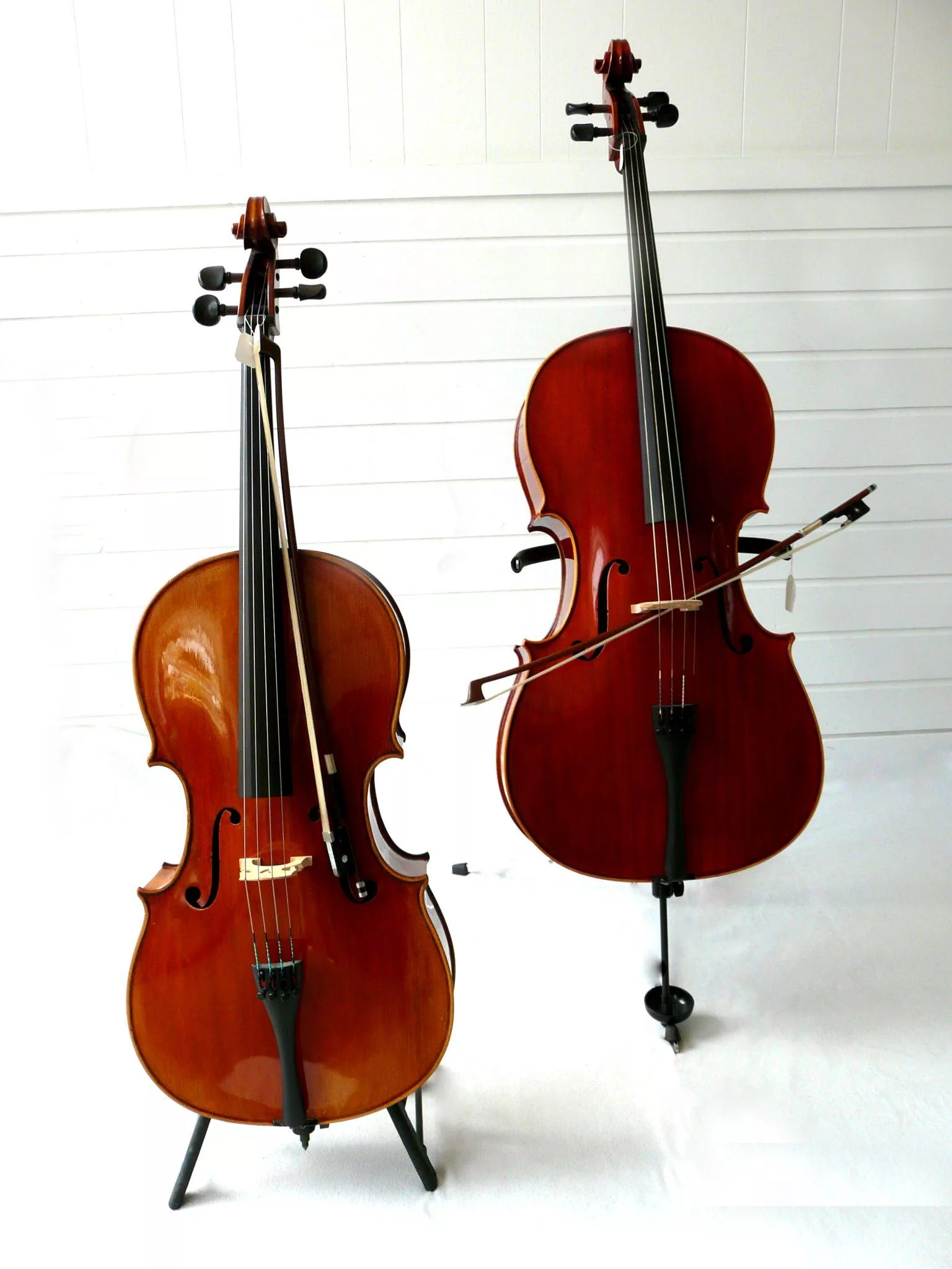 Twee cello's naast elkaar.