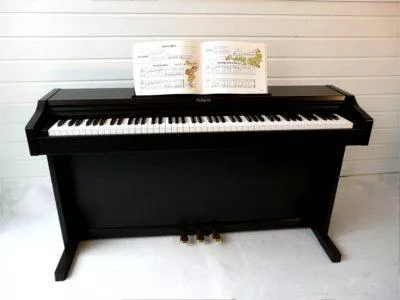 Digitale piano met bladmuziek.
